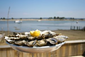 Lire la suite à propos de l’article Huîtres Creuses ou Plates : Guide pour Choisir la Bonne Variété